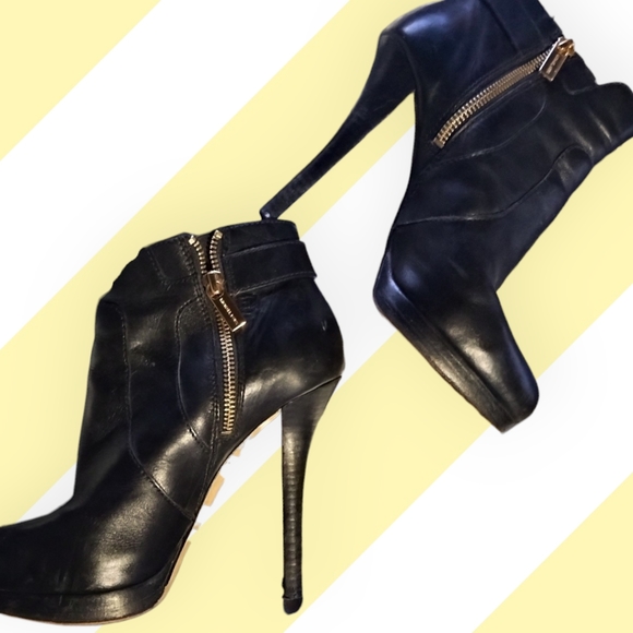 MICHAEL KORS S  Wyatt logo Stiletto 5" heel booties - Picture 1 of 3